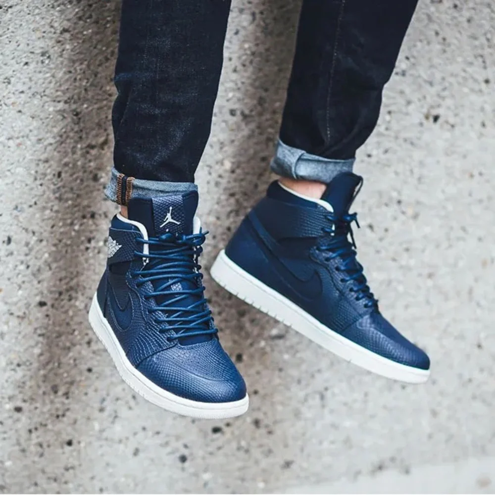 AIR JORDAN 1 RETRO HIGH SNEAKERS NAVY
